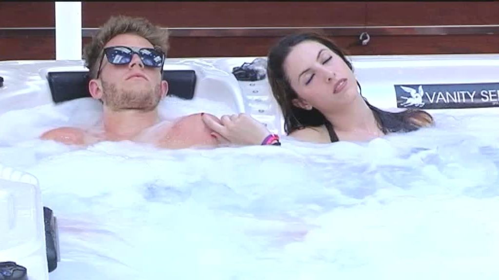 Carlos y Saray llegan al éxtasis en el jacuzzi