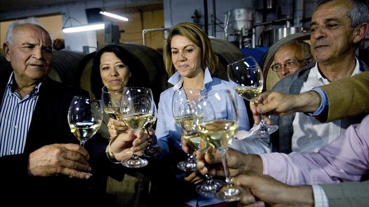 La secretaria general del Partido Popular y candidata a la Presidencia de Castilla-La Mancha, María Dolores Cospedal (c), mantuvo un encuentro con empresarios agropecuarios y vitivinícolas en Mondéjar (Guadalajara). EFE