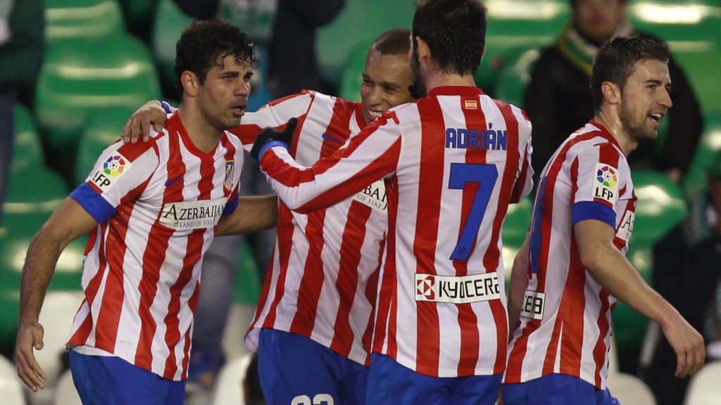 Diego Costa es felicitado por sus compañeros tras marcar al Betis en la Copa del Rey