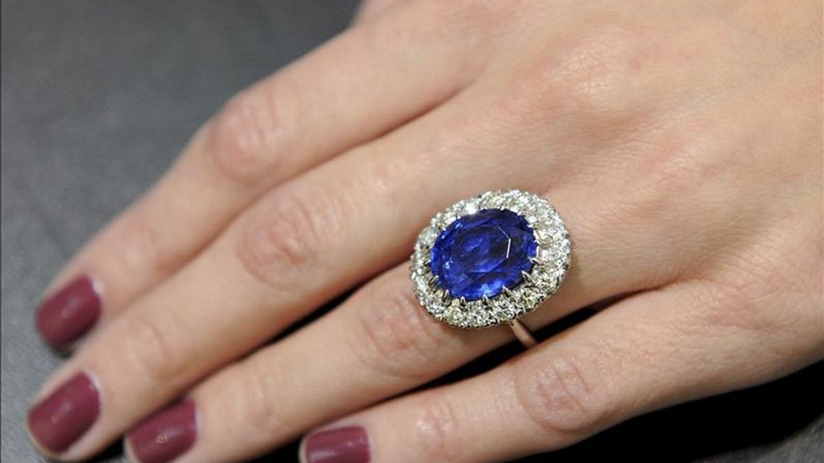 Una mujer muestra una réplica del anillo de zafiro que el príncipe británico Guillermo entregó a su novia Kate Middleton. EFE/Archivo