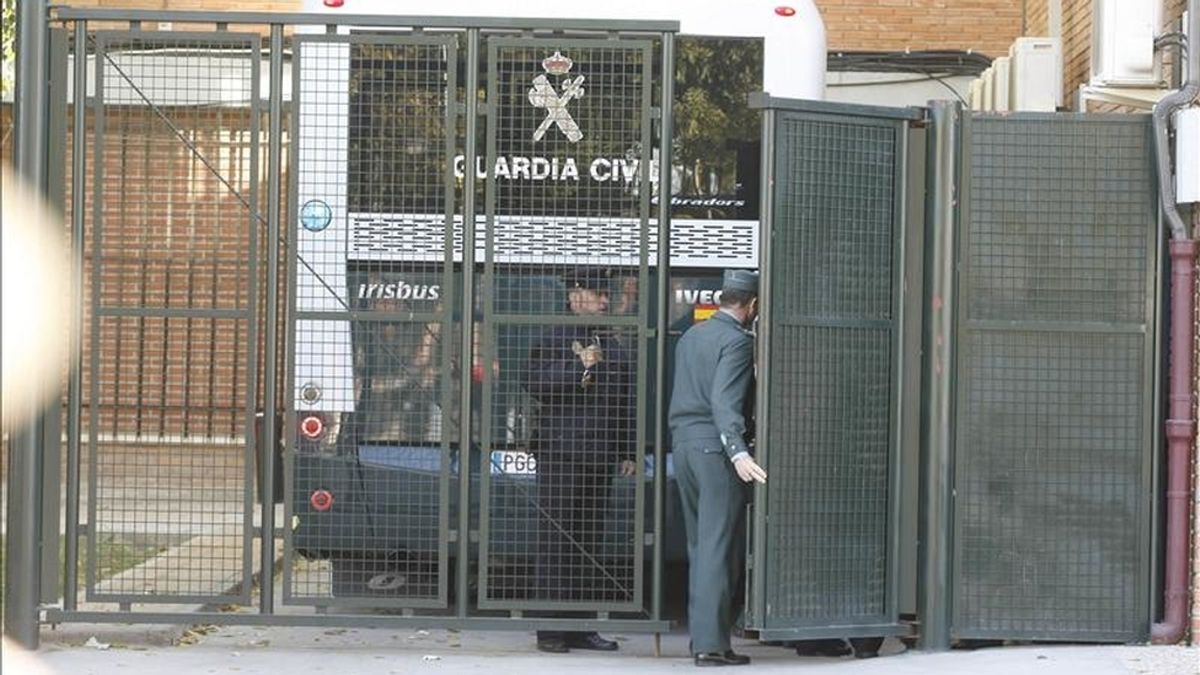 Uno de los furgones de la Guardia Civil que trasladan a los acusados en el juicio por los atentados del 11-M llegando a las instalaciones de la Audiencia Nacional de la Casa de Campo antes de la lectura de la sentencia, en octubre de 2007. EFE
