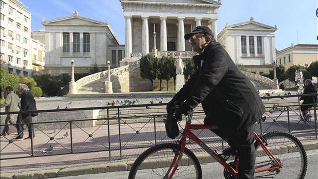 Un hombre monta en bici por Atenas (Grecia), durante una jornada de huelga. EFE/Archivo Un hombre monta en bici por Atenas (Grecia), durante una jornada de huelga. EFE/Archivo