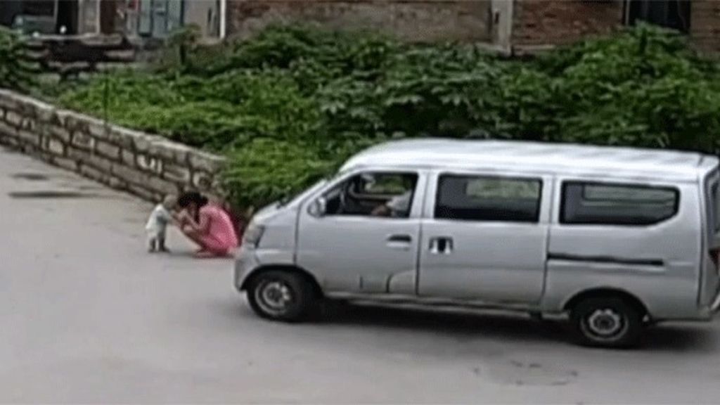 Rescatan ileso a un bebé atropellado por una furgoneta