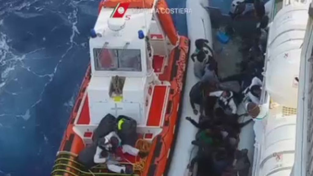Diez mujeres mueren aplastadas por el peso de una barcaza que naufragó en Sicilia