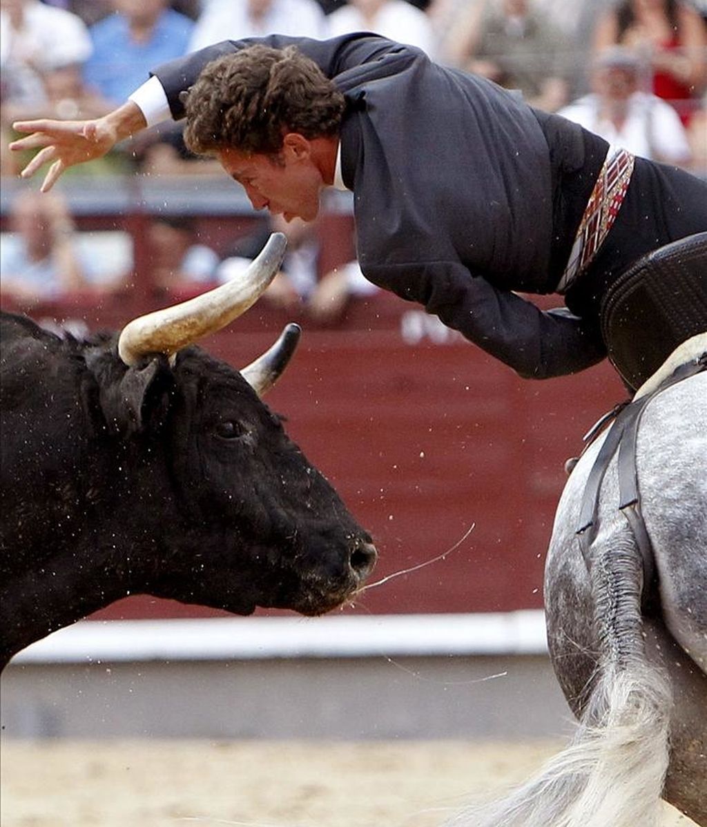 El rejoneador Leonardo Hernández durante la faena a su primero en la corrida de rejones de la Feria de San Isidrio celebrada en la Monumental de las Ventas, en la que ha compartido cartel con Sergio Galán y el portugués Moura Caetano, con reses de Luis Terrón. EFE