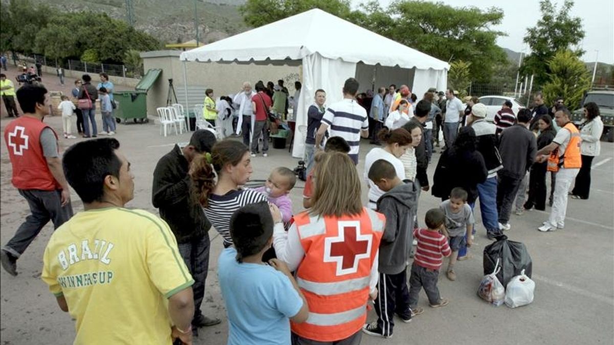 Un grupo de damnificados del terremoto de Lorca que reside en el campamento de La Torrecilla hace cola para recibir la vacuna contra la varicela. EFE/Archivo