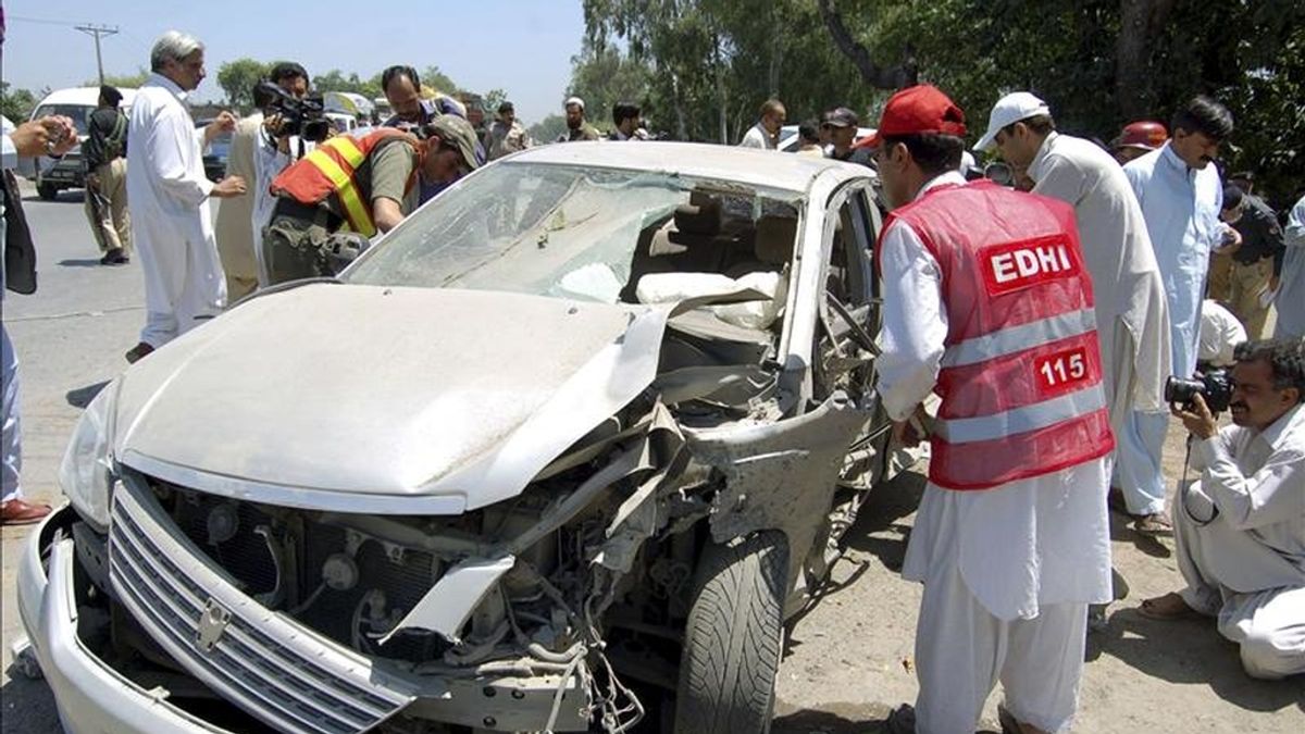 Miembros de las fuerzas de seguridad de Pakistán inspeccionan un vehículo tras un atentado. EFE/Archivo