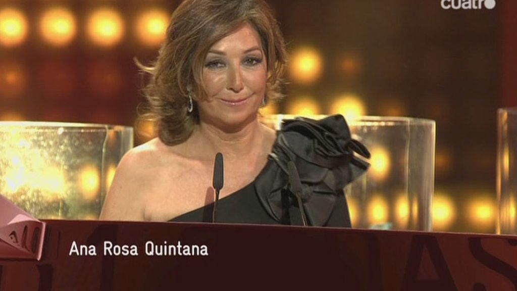 La presentadora recogió el codiciado premio con un look sobrio y elegante