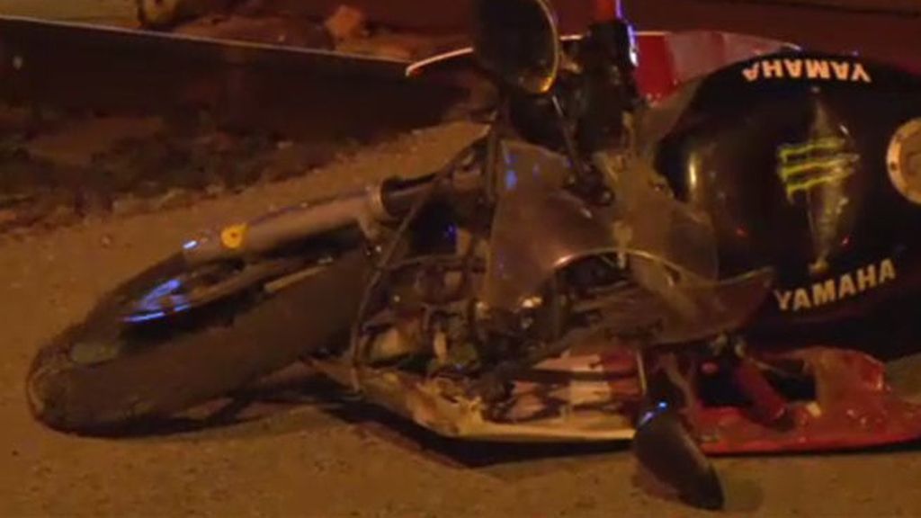 Dos jóvenes arrollados por un tren tras saltarse con su moto un paso a nivel en Lérida