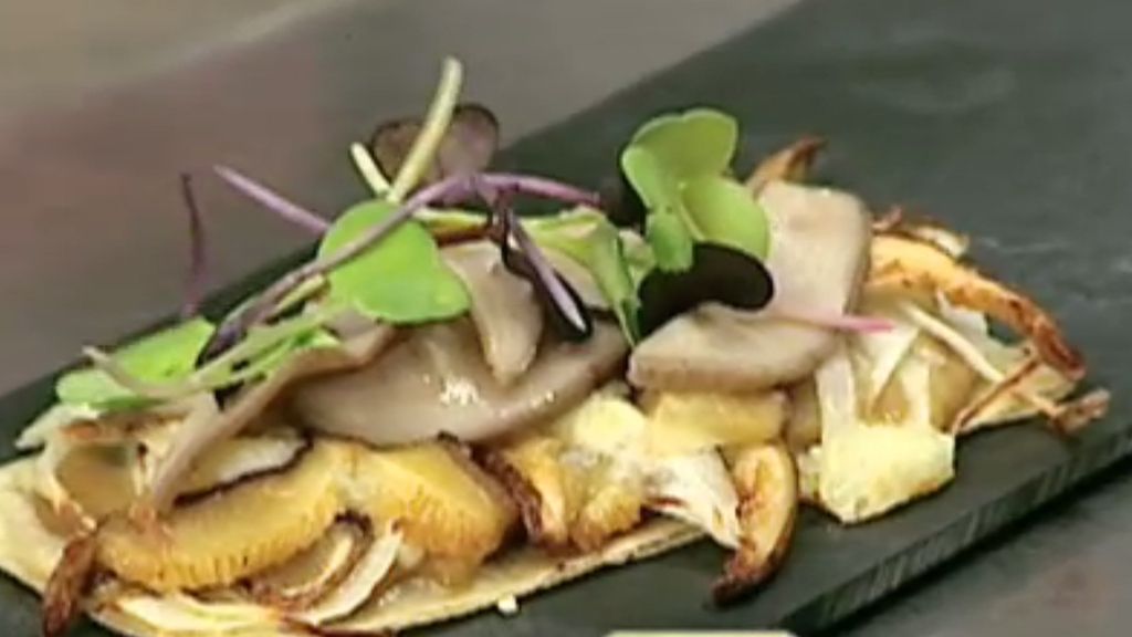 Íñigo Lavado cocina una tosta de hongos en su restaurante 'Singular Food'