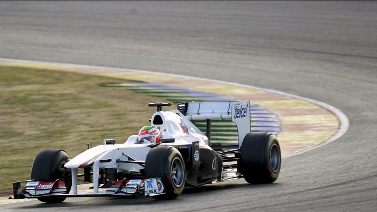 El piloto mexicano del equipo Sauber, Sergio Pérez, traza una curva con el nuevo C30 en el circuito Ricardo Tormo de Cheste (Valencia) en la segunda jornada de entrenamientos dentro de la pretemporada del Mundial 2011. EFE