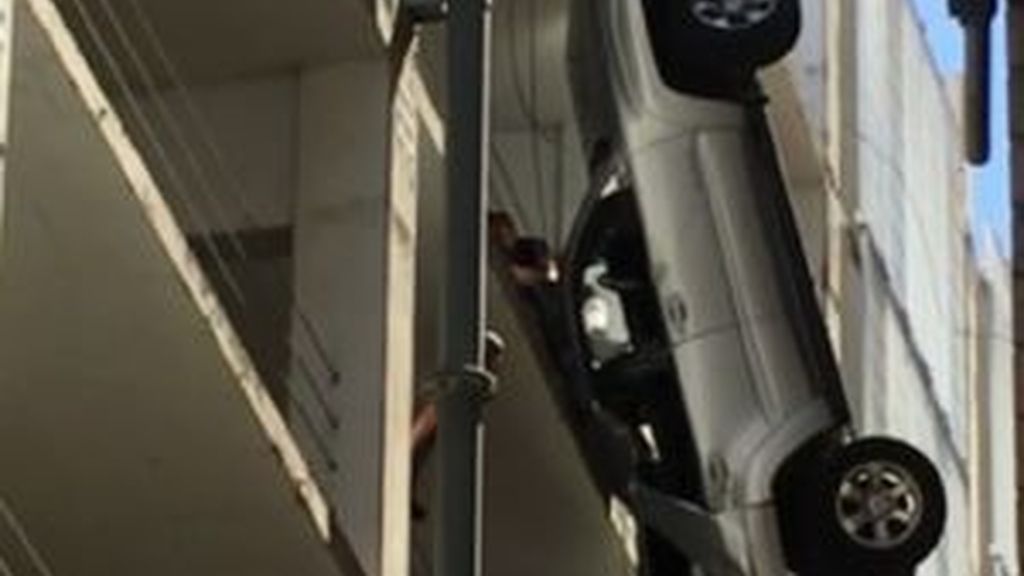 Un hombre escapa 'in extremis' de su coche tras quedar colgado en un noveno