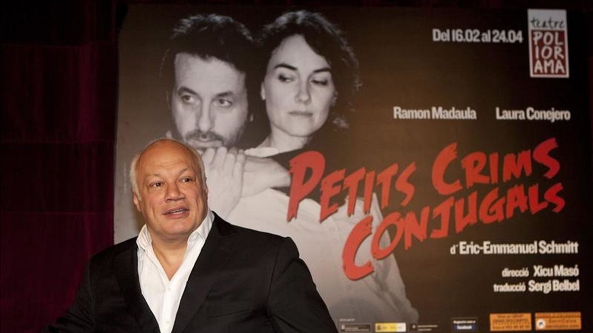 El autor Eric-Emmanuel Schmitt, considerado el más importante dramaturgo francés vivo, posa para los medios durante la presentación esta mañana de la obra "Pequeños crímenes conyugales", en la que analiza las relaciones de pareja en clave de intriga, que bajo la dirección de Xicu Masó, se estrena el próximo día 16 en el Teatro Poliorama. EFE El autor Eric-Emmanuel Schmitt, considerado el más importante dramaturgo francés vivo, posa para los medios durante la presentación esta mañana de la obra "Pequeños crímenes conyugales", en la que analiza las relaciones de pareja en clave de intriga, que bajo la dirección de Xicu Masó, se estrena el próximo día 16 en el Teatro Poliorama. EFE