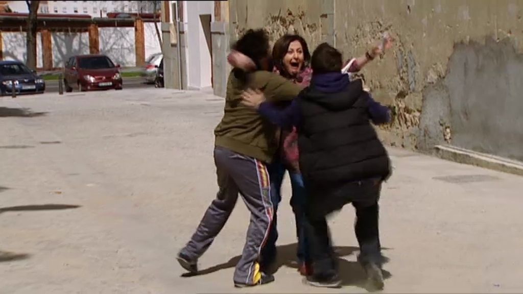 Aída abraza de nuevo a su familia