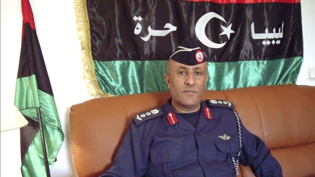 El portavoz del Ejército rebelde del este de Libia, Ahmed Omar Bany, durante la entrevista concedida hoy a Efe, en la que valoró favorablemente las operaciones actuales de la OTAN y aseguró a EFE que esa actuación marcará a partir de ahora la diferencia en el conflicto libio, especialmente en Trípoli. EFE