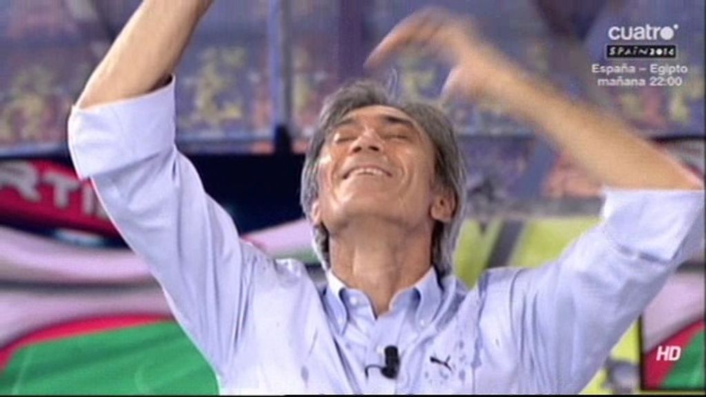 El Lobo Carrasco se 'bautiza' con un vaso de agua en el estreno de 'Partido a partido'
