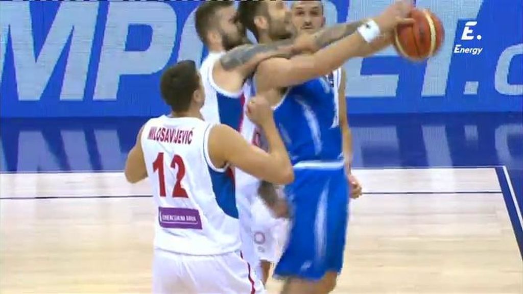 ¡Raduljica cae con todo el peso sobre Baeringsson y casi lo clava en el suelo!