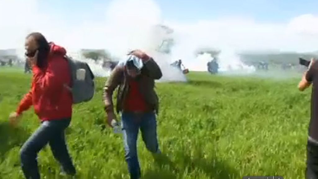 La policía carga con gases lacrimógenos contra los refugiados de Idomeni en Grecia
