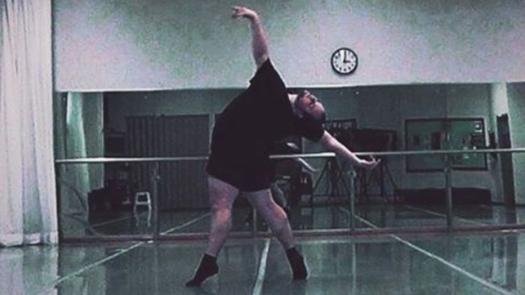Un bailarín con sobrepeso demuestra que la danza también es para tallas grandes