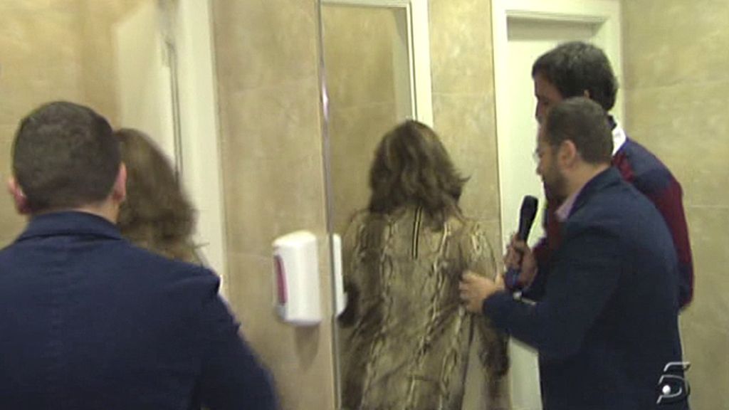 El baño se convierte en un plató improvisado
