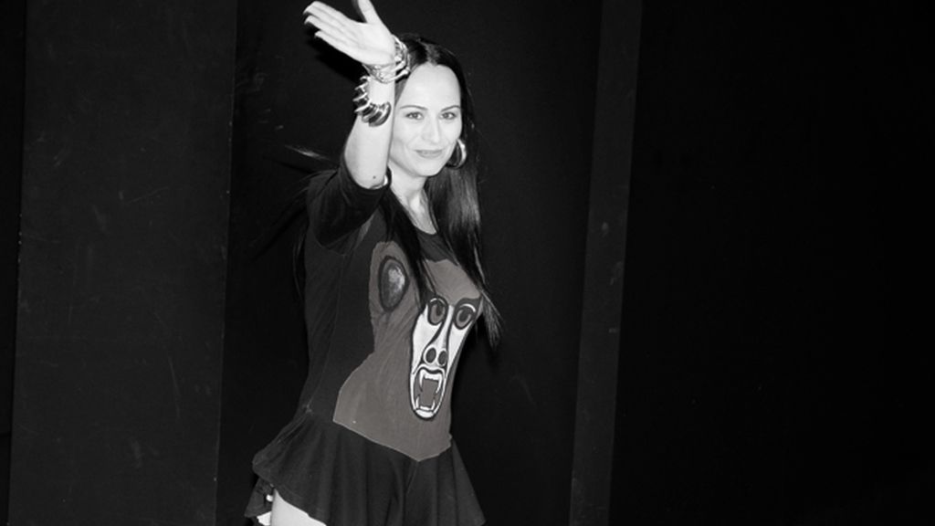 La diseñadora no podía ocultar su satisfacción al finalizar el desfile.