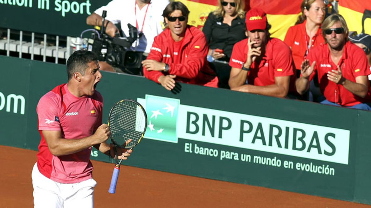 El tenista español Nicolás Almagro festeja un punto en el segundo partido de la semifinal de la Copa Davis