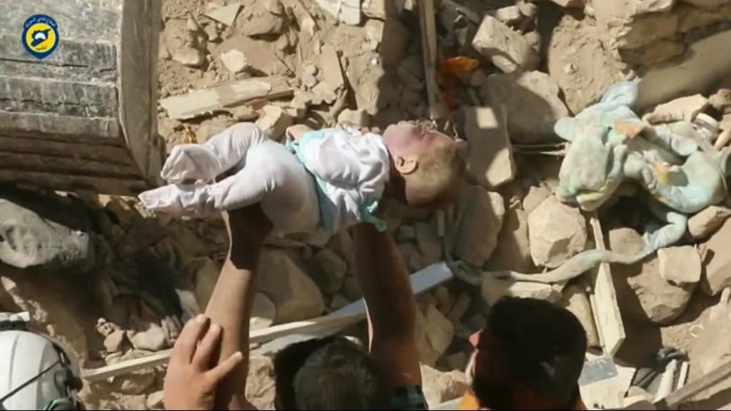 Encuentran con vida a un bebé entre los escombros en Siria