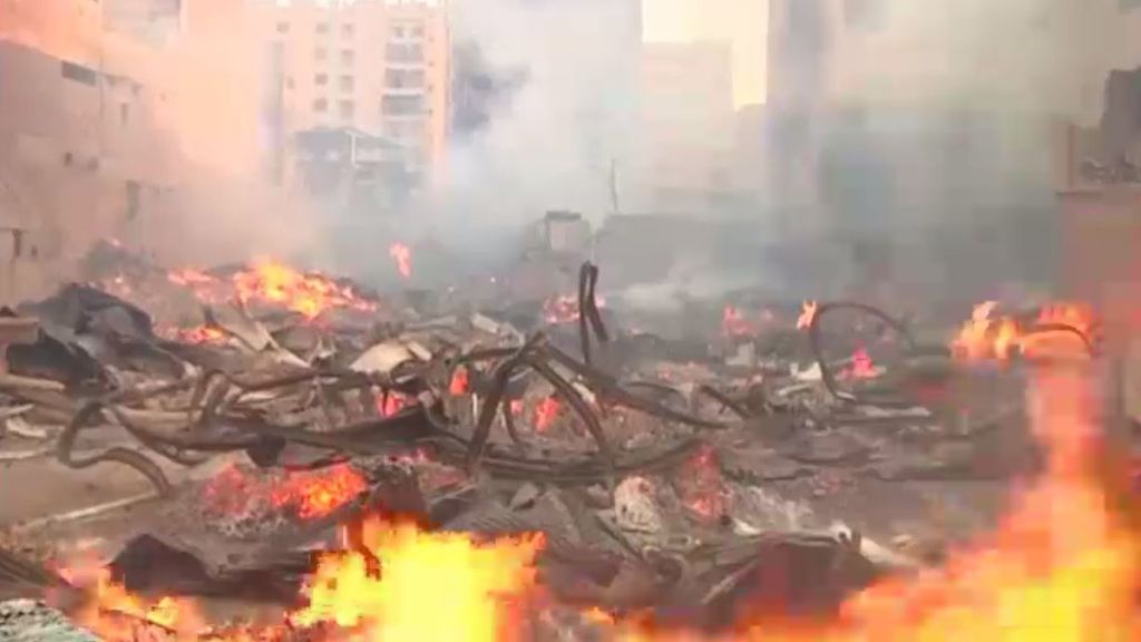 Grave incendio en un almacén de madera de Karachi, Pakistán