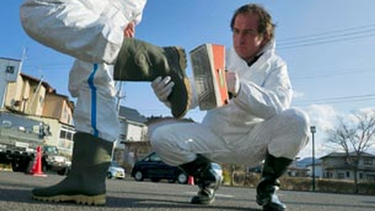 Trabajadores de Fukushima revisan niveles de radioactividad. Foto. EFE / Archivo