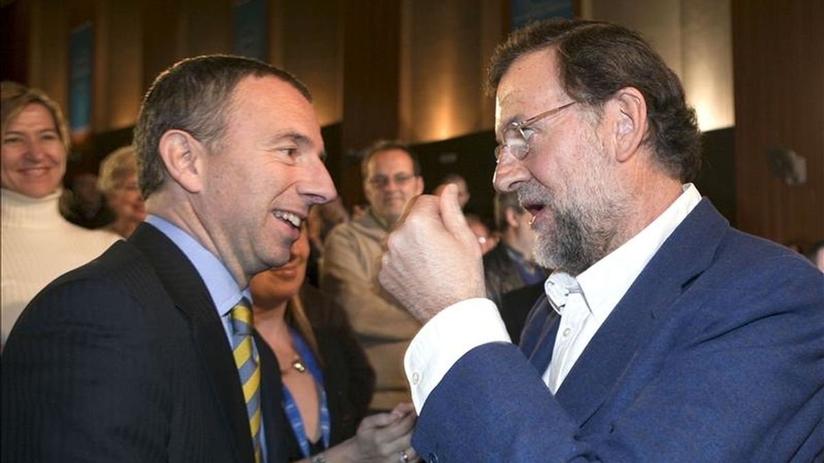 El presidente del Partido Popular, Mariano Rajoy (d) saluda al alcalde de Calviá, Carlos Delgado. EFE/Archivo