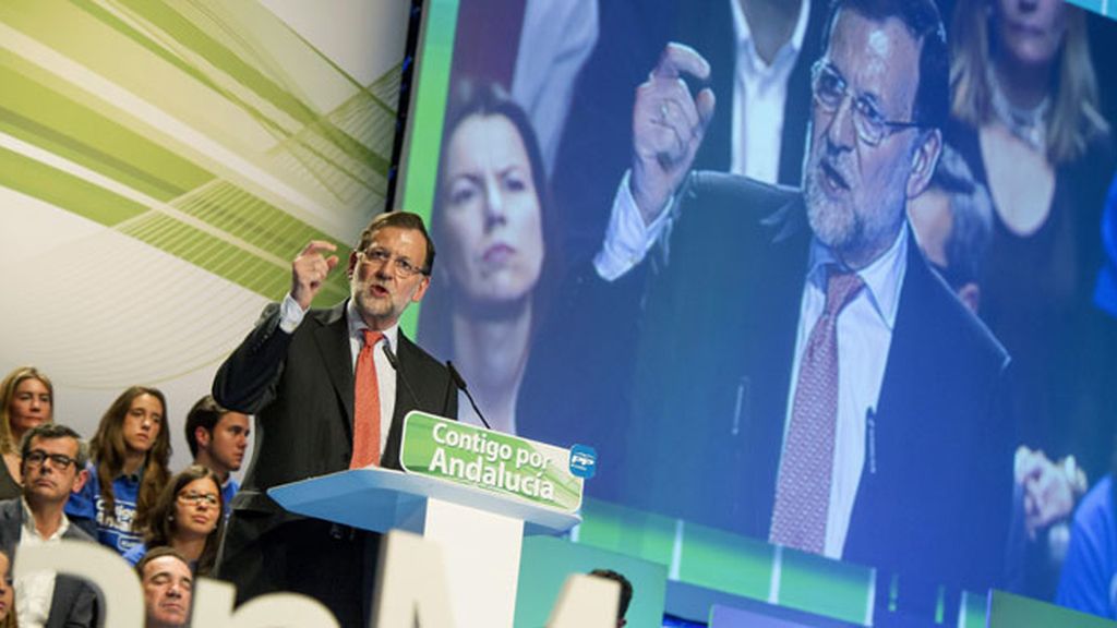 Rajoy asegura que "gobernar es muy difícil" y alerta contra los partidos emergentes