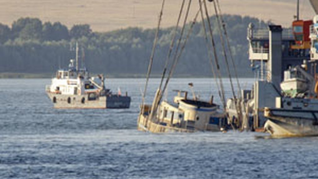 Los servicios de emergencias trabajando en el rescate de pasajeros del barco hundido FOTO: REUTERS/archivo