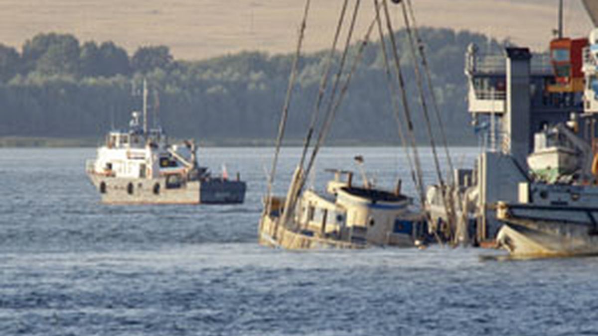 Los servicios de emergencias trabajando en el rescate de pasajeros del barco hundido FOTO: REUTERS/archivo
