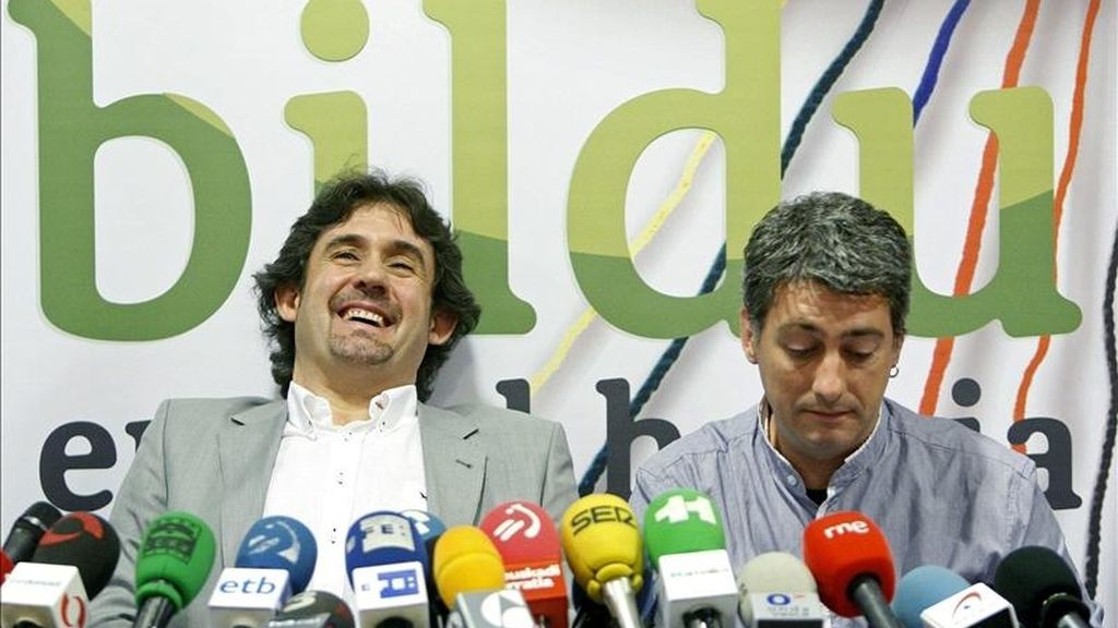 Los portavoces de Bildu Pello Urizar(EA) (i) y Oskar Matute (Alternatiba) en una rueda de prensa para analizar los resultados de las elecciones municipales y forales del pasado domingo. EFE Los portavoces de Bildu Pello Urizar(EA) (i) y Oskar Matute (Alternatiba) en una rueda de prensa para analizar los resultados de las elecciones municipales y forales del pasado domingo. EFE