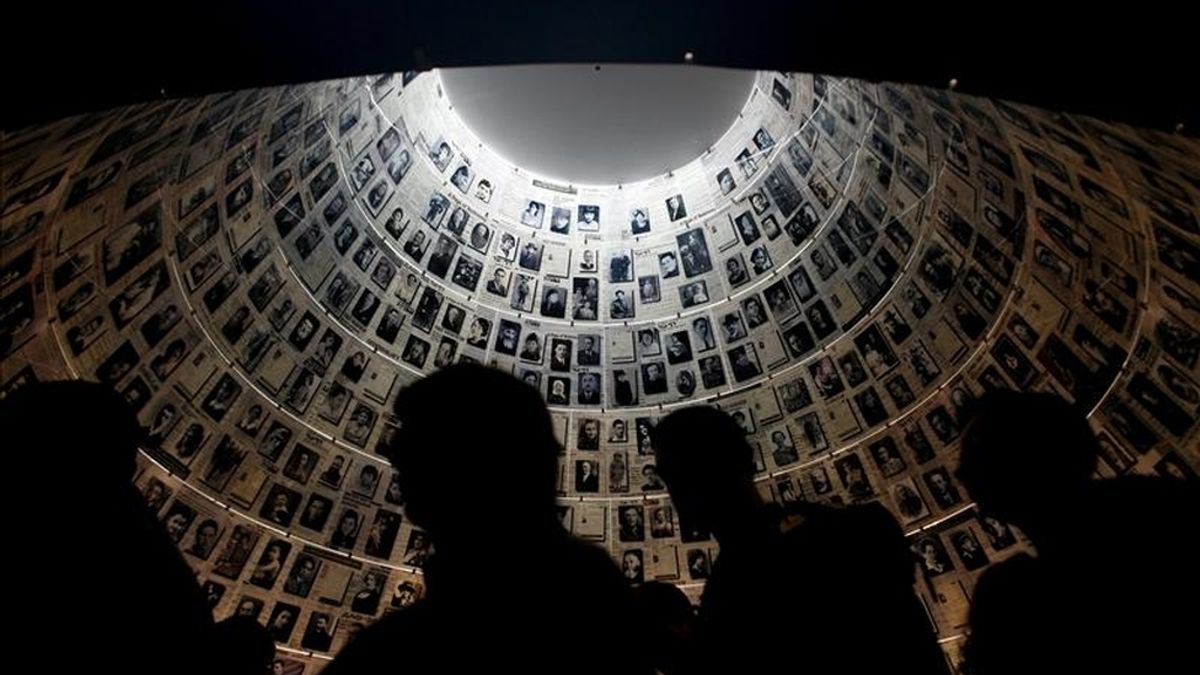 Varias personas visitan el Centro Conmemorativo del Holocausto Yad Vashem, en Jerusalén. EFE/Archivo