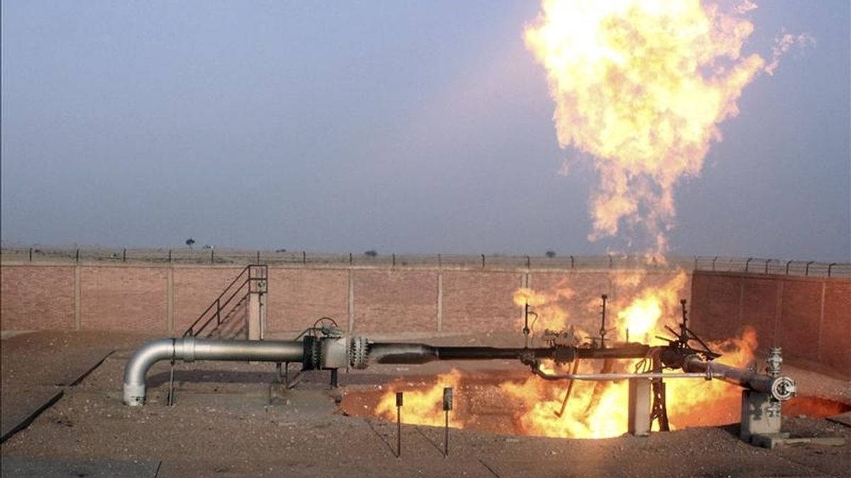 Las llamas se asoman por el boquete causado por la fuerte explosión registrada en el principal gasoducto de Egipto, utilizado para exportar gas a otros países de la zona y situado al sur de la ciudad de Al Arish, en la península del Sinaí (Egipto), hoy, miércoles 27 de abril de 2011. EFE