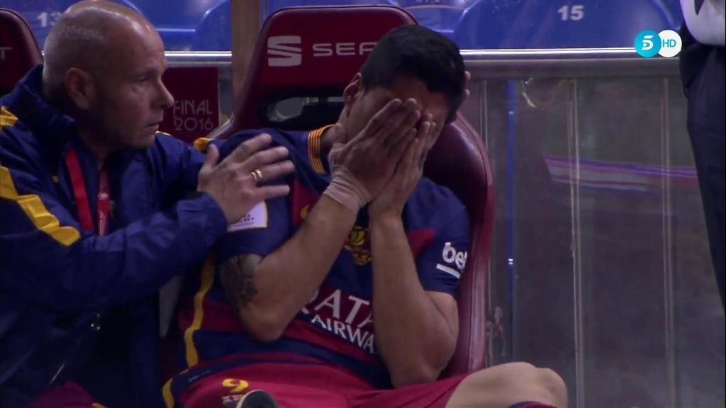 Luis Suárez se lesiona y rompe a llorar desconsolado en el banquillo tras su lesión