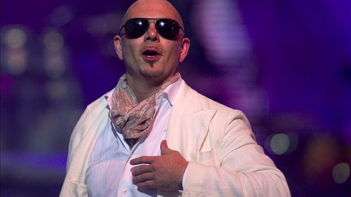 El cantante cubanoestadounidense Pitbull actúa  en el 52 Festival Internacional de la Canción de Viña del Mar, 120 kilómetros al noreste de Santiago de Chile. EFE