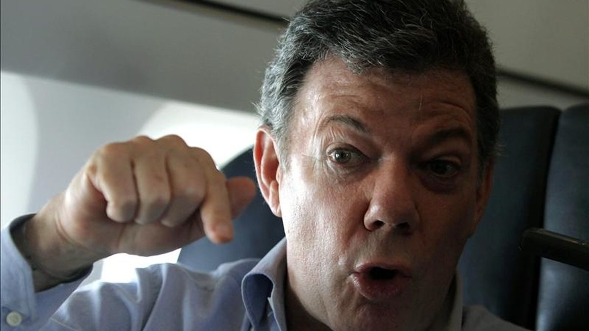 Fotografía de este 2 de abril de 2011, del presidente de Colombia Juan Manuel Santos, en el vuelo de Cartagena a Valledupar, norte de Colombia. EFE