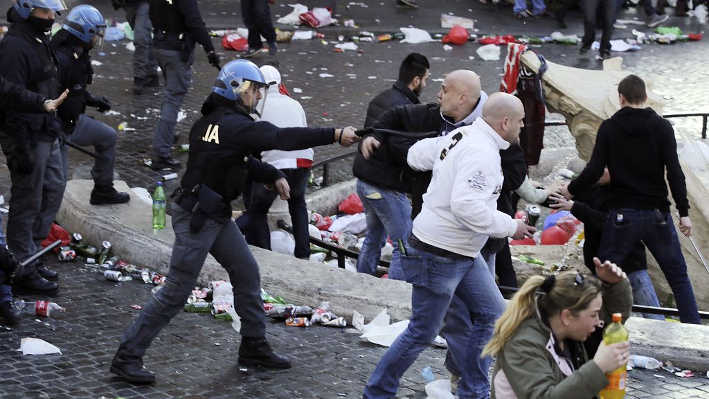 Aficionados del Feyenoord siembran el caos en Roma