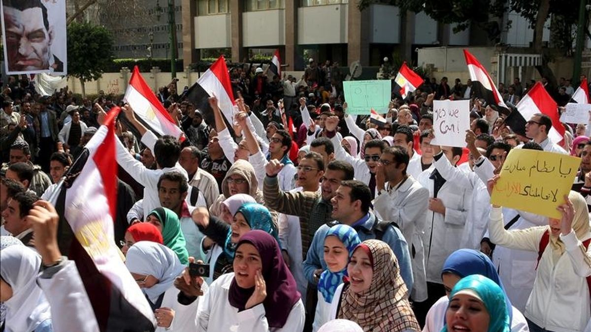 Estudiantes de medicina y médicos egipcios marchan hoy hacia la plaza Tahrir para unirse a los manifestantes opositores al gobierno en El Cairo (Egipto). EFE