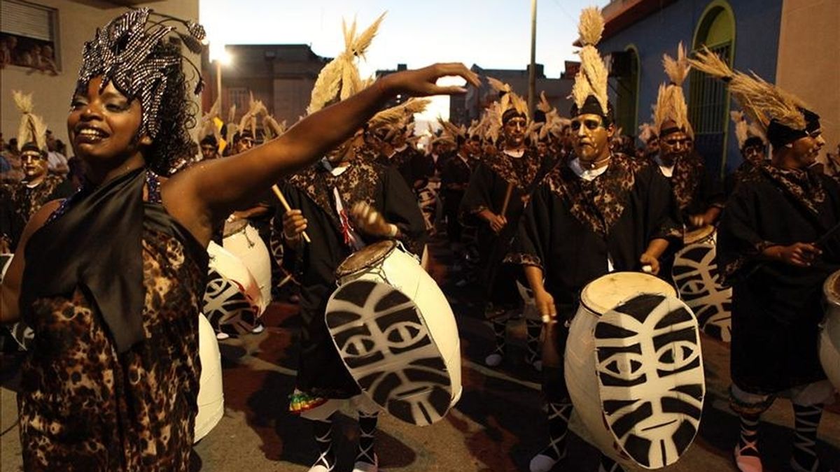 Integrantes de la comparsa La Llama participan en el desfile de Llamadas del carnaval uruguayo en el barrio Sur de Montevideo (Uruguay). EFE