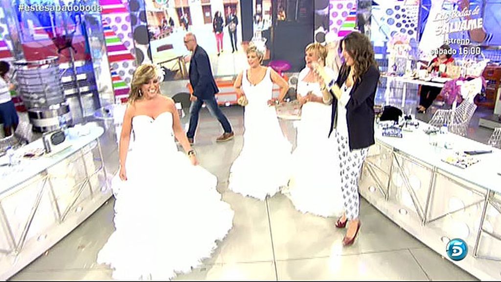 Las colaboradores y los colaboradores desfilan de blanco