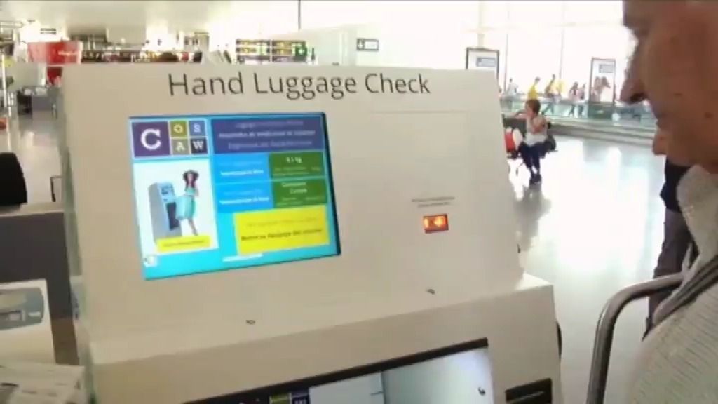 Un dispositivo electrónico ayudará a pesar las maletas de mano en aeropuertos