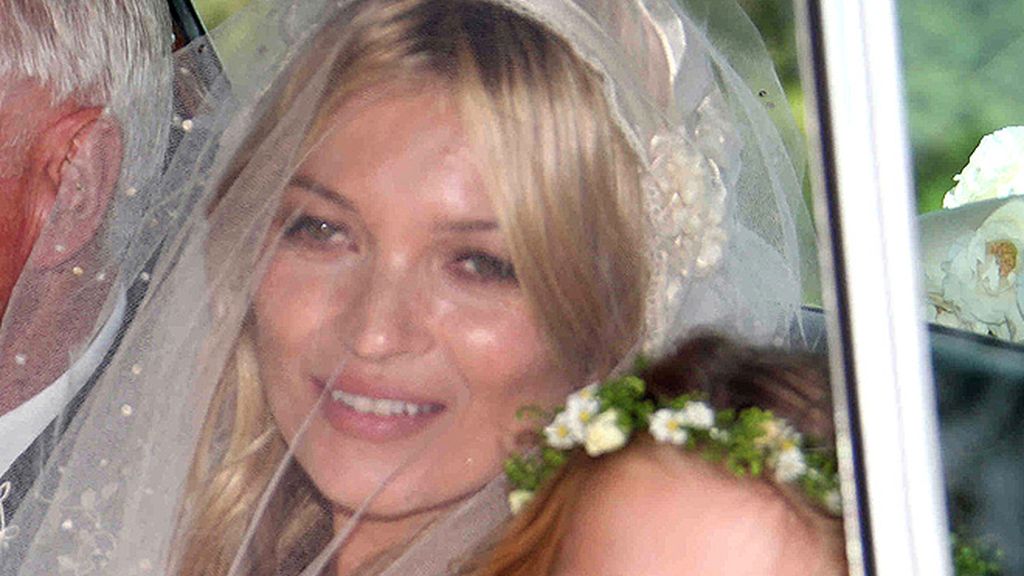 Kate Moss se casa con Jamie Hince con vestido de Galliano