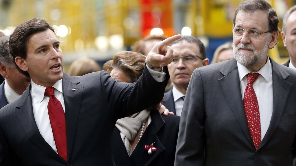 Rajoy y el presidente mundial de Ford en la fábrica de Almussafes
