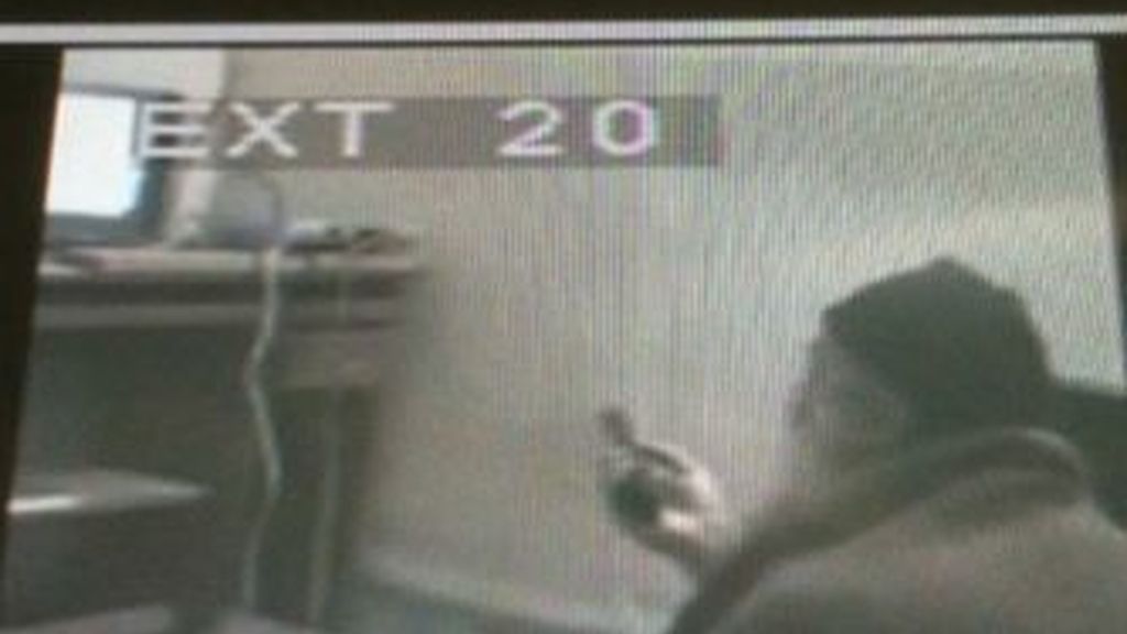 Osama Bin Laden viéndose a sí mismo en la tele, con un mando a distancia y muy envejecido.