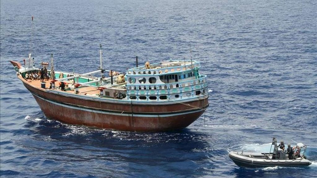Fotografía facilitada por el Ministerio de Defensa del pesquero de bandera iraní secuestrado desde hace cinco meses por piratas en el Índico que es liberado hoy por la fragata Canarias que participa en la operación "Atalanta" de la Unión Europea (UE) contra la piratería en el Índico.
efe