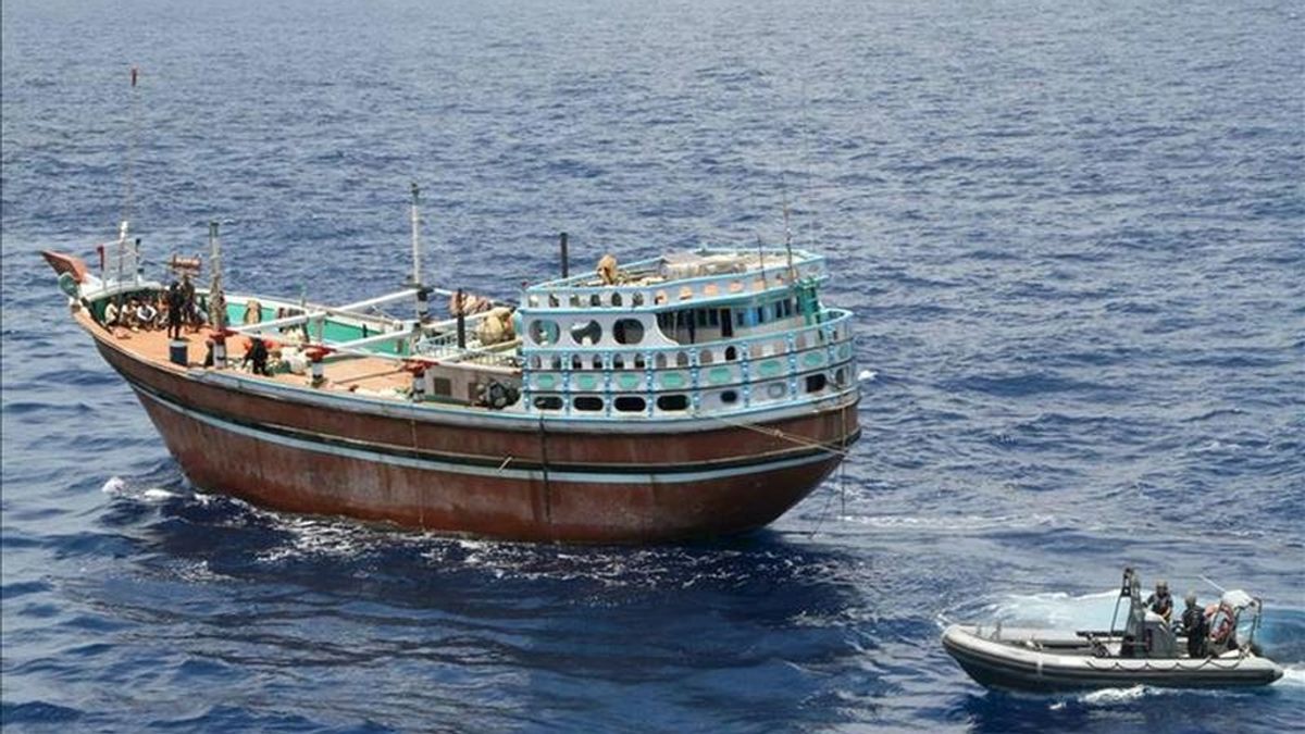 Fotografía facilitada por el Ministerio de Defensa del pesquero de bandera iraní secuestrado desde hace cinco meses por piratas en el Índico que es liberado hoy por la fragata Canarias que participa en la operación "Atalanta" de la Unión Europea (UE) contra la piratería en el Índico. 
efe