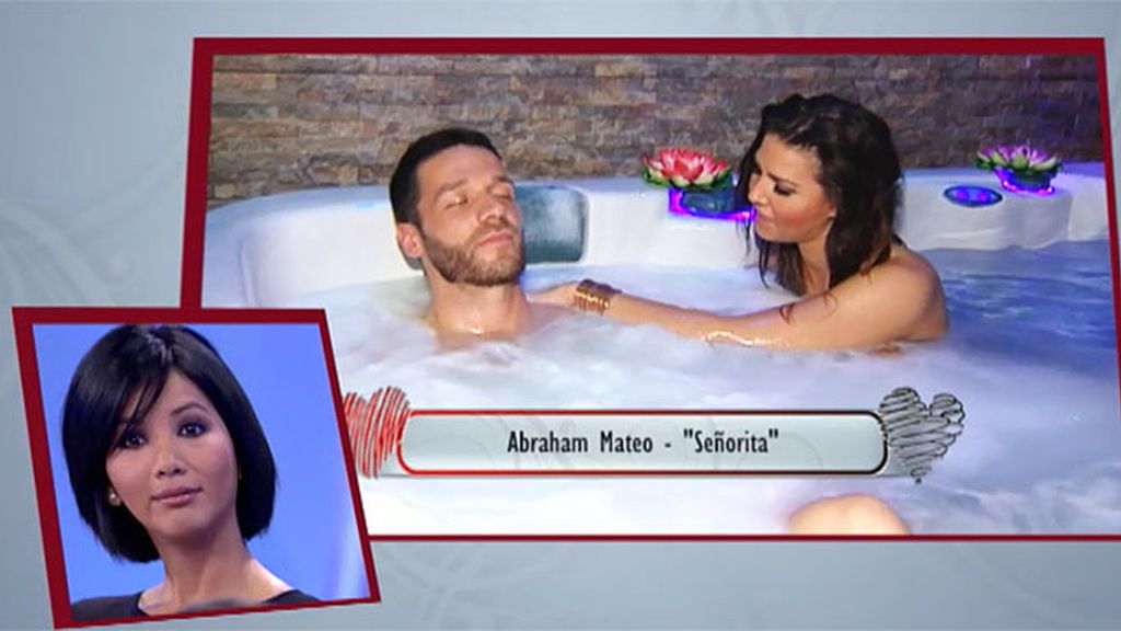 Leo y Chabeli juegan dentro del jacuzzi